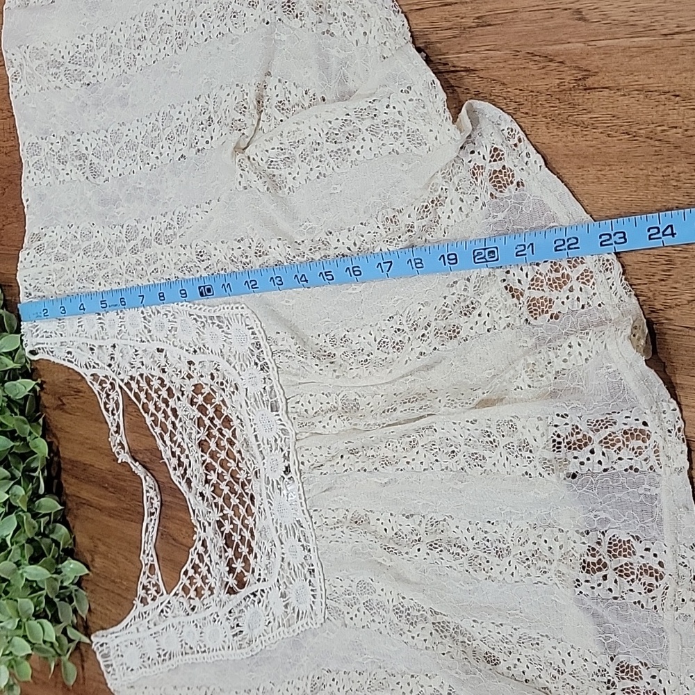 3/$10 *Vivid Co Lace Batwing Blouse - Picture 8 of 10